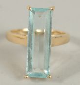 AN 18CT GOLD SINGLE STONE AQUAMARINE RING.
