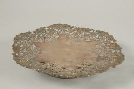 A GOOD PIERECED CIRCULAR TAZZA with fruiting vines. 21cm diameter. Sheffield 1904, maker: H. A.,