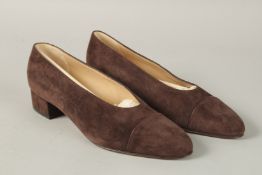 A PAIR OF UNUTZER SUEDE LEATHER SHOES. Size 39.