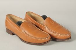 A PAIR OF UNUTZER BROWN LEATHER SHOES. Size 38.5.