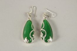 A PAIR OF SILVER AND JADE DROP EARRLINGS.