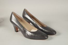 A PAIR OF SALVATORE FERRAGAMO BLACK SHOES. Size 9.