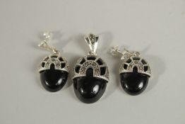 A PAIR OF SILVER AND ITALIAN GLASS EARRINGS AND PENDANT.