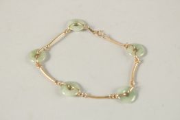 A 14CT JADE CIRCLE BRACELET.