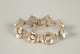 A .925 SILVER AND MOTHER-OF-PEARL FLOWER BRACELET. 60grms.