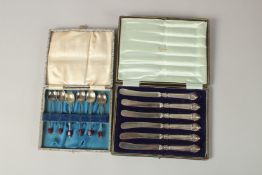 A CASED SET OF SIX SILVER HANDLED TEA KNIVES AND SIX BEAN END COFFEE SPOONS.