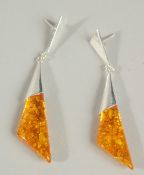 A PAIR OF SILVER AND AMBER DROP EARRINGS.