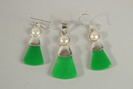 A PAIR OF SILVER AMBER DECO STYLE EARRINGS AND PENDANT.