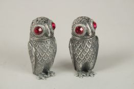 A PAIR OF .800 WHITE METAL OWL SALT AND PEPPERS. 6.5cms high.
