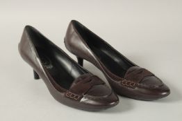 A PAIR OF TOD'S BLACK LEATHER SHOES.