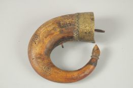 AN 18TH CENTURY MUGHAL INDIAN BRASS MOUNTED HORN POWDER FLASK.