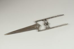 A FINE 18TH-19TH CENTURY MUGHAL INDIAN SILVER AND GOLD OVERLAID STEEL KATAR DAGGER, with chiselled
