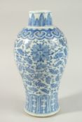AN EARLY 19TH CENTURY CHINESE BLUE AND WHITE PORCELAIN VASE, with stylised pomegranate floral motifs