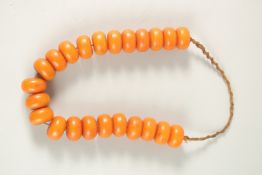 AN AMBER BEADED NECKLACE.