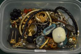 A box of bijouterie.