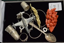 A collection of bijouterie etc.