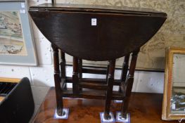 An 18th century oak small gateleg drop-leaf table.