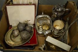 A quantity of plated items.