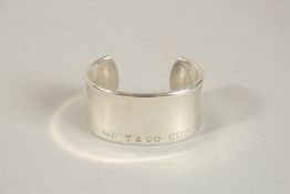 A TIFFANY & CO 2001 SILVER BANGLE. 136gms.