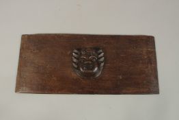 AN EARLY CARVED OAK CHERUBS HEAD on a panel. Head 10cms x 12cms.