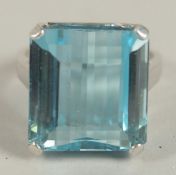 A LARGE 18CT WHITE GOLD SINGLE STONE AQUAMARINE RING. Ring Size Q+.