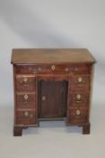 A GOOD GEORGE III KNEEHOLE DESK with a moulded rectangular top, single frieze drawer above a