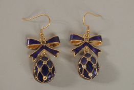 A PAIR OF SILVER AND BLUE ENAMEL EGG EARRINGS.