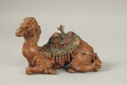 A GOOD COLD PAINTED CAMEL INKWELL. 21cms long x 14cms high.
