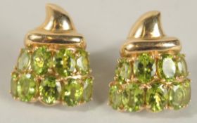 A PAIR OF 18CT GOLD TWO ROWS OF PERIDOT EARRINGS.