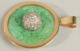 AN 18CT GOLD CIRCLE PENDANT.