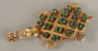 A 14CT GOLD EMERALD TURTLE PENDANT.
