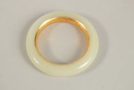A GOOD WHITE JADE BANGLE.