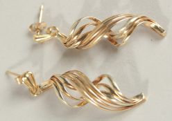 A PAIR OF 9CT GOLD TWIST SHAPED EARRINGS.