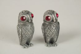 A PAIR OF .800 WHITE METAL OWL SALT AND PEPPERS. 6.5cms high.