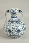 A CHINESE BLUE AND WHITE TWIN-HANDLE VASE.