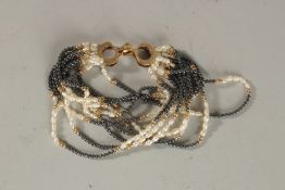 A GOOD PEARL AND BLACK BEAD BRACELET.