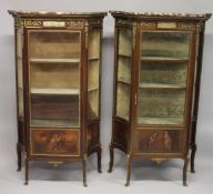 A GOOD PAIR OF LATE 19TH/EARLY 20TH CENTURY MAHOGANY, MARBLE AND ORMOLU VITRINES, with rouge