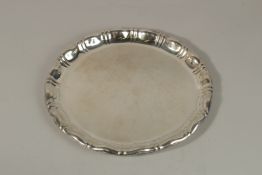 A CONTINENTAL .835 SILVER CIRCULAR SALVER. 29cms diameter. 16ozs.