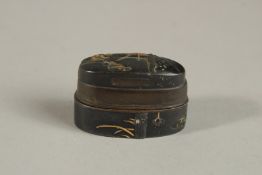 A FINE JAPANESE GOLD INLAID FUCHI KASHIRA FOR KATANA, the box decorated with a small mouse and
