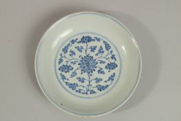 A FINE 18TH CENTURY CHINESE BLUE AND WHITE PORCELAIN DISH, mark and period, 15.5cm diameter.