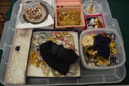 A good collection of bijouterie.