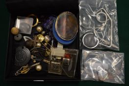 A box of bijouterie.