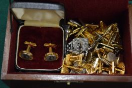 Quantity of gentleman's cufflinks.