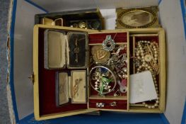 A good collection jewellery, bijouterie etc.