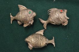 Three novelty silver fish shaped pepperettes.