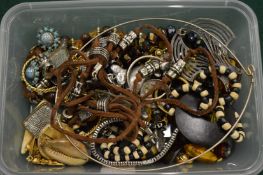 A box of bijouterie.