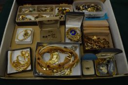 A good collection of bijouterie.