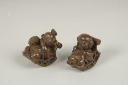 A PAIR OF JAPANESE BRONZE PIGS. 4.5cms.