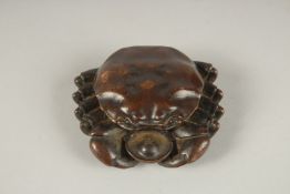 A JAPANESE BRONZE CRAB. 7cms.