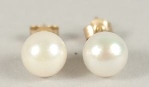 A PAIR OF 9CT GOLD PEARL STUD EARRINGS.